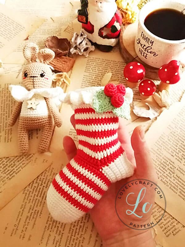 Conejito de Navidad con calcetines amigurumi patrón de ganchillo gratis
