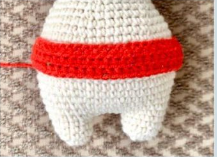 Paso a Paso Pequeño Santa PDF Amigurumi Patrón Gratis pantolones
