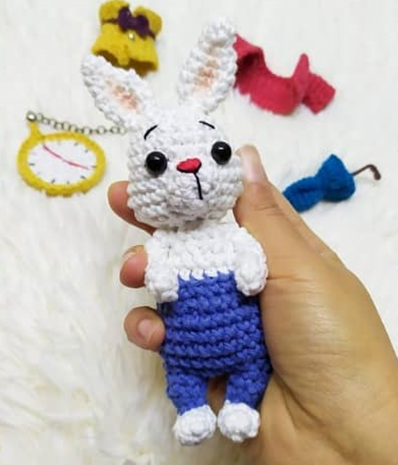 Alicia Conejo Blanco Amigurumi Patrón Gratis chaleco