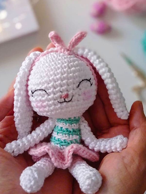 Conejita de Pascua PDF Amigurumi Patrón Gratis (1)