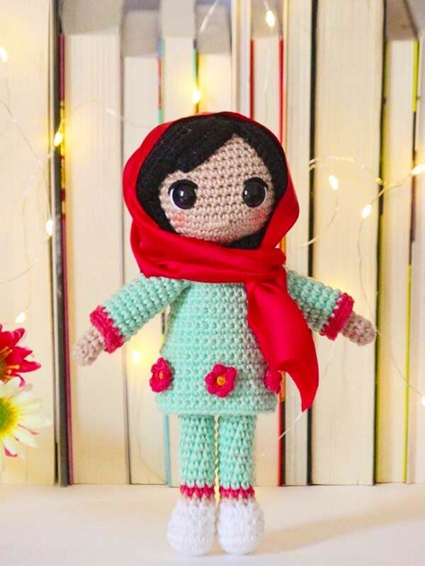 Malala Yousafzai Amigurumi PDF Patrón Gratis