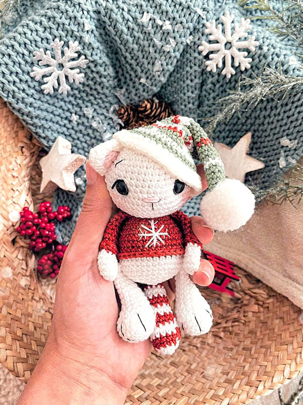 Ayudantes de gatitos de Papá Noel con copo de nieve y Misty Misteltoe Amigurumi Patrón