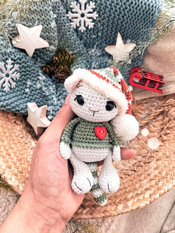 Ayudantes de gatitos de Papá Noel con copo de nieve y Misty Misteltoe Amigurumi Patrón (2)