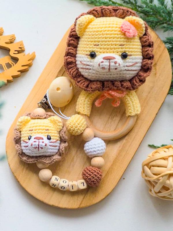 Crochet lion pacifier clip amigurumi free pattern